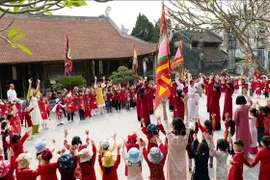 学生们参加春曲表演活动。图自越通社