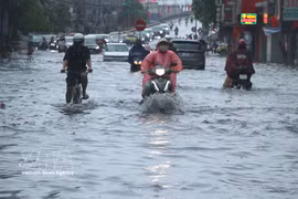 海防市安边坊念桥桥头区域被水淹没。图自越通社