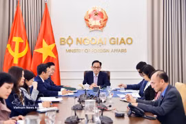 越南外交部长黎怀忠与韩国外交部长赵显通电话。图自越通社
