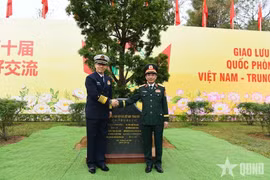 潘文江部长和董军部长共同在芒街国际口岸种植了友谊树，体现了携手维护和发扬越中团结友好传统的精冲。图自qdnd.vn