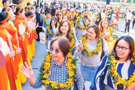 岘港市迎来2026年首批参观世界文化遗产——会安古镇的外国旅游团。图自人民报