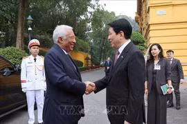 越南国家主席梁强在红毯处热情迎接率领欧盟高级代表团对越南进行正式访问的安东尼奥·科斯塔