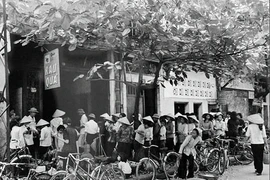 计划经济时期排队买粮。图自越通社