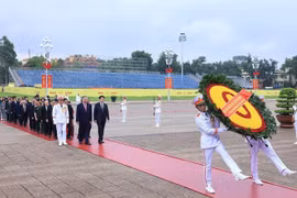 越南党和国家领导人代表团瞻仰胡志明主席陵。图自越通社