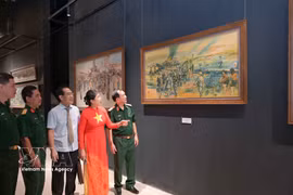 通过美术展览《历史岁月》再现越南历史征程。图自越通社