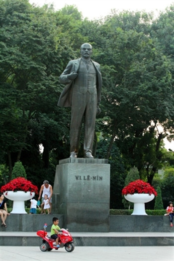 列宁塑像位于列宁花园。塑像高5.2米，于1985年8月20日落成，这是对世界工人阶级和劳动人民伟大领导者表达敬爱之心。