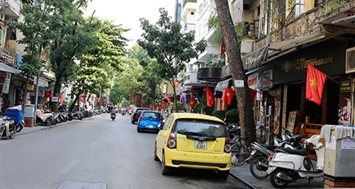还剑湖湖边的鲜花造型作品，为喜迎大会添加了风采。