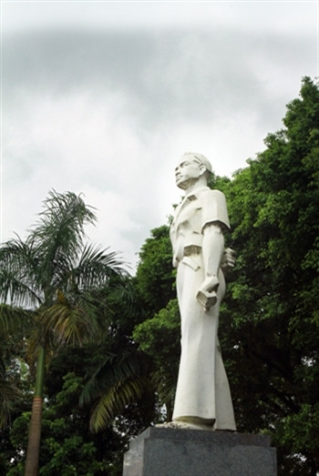 李自仲塑像是缅怀18岁的一位青年。他的意志与行为象征着忠诚的共产主义战士的坚强不屈的精神。