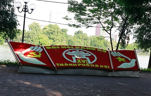 还剑湖湖边的鲜花造型作品，为喜迎大会添加了风采。