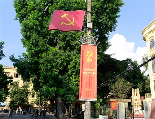 每条街上挂着传单、口号，为首都人民注入新的活力。