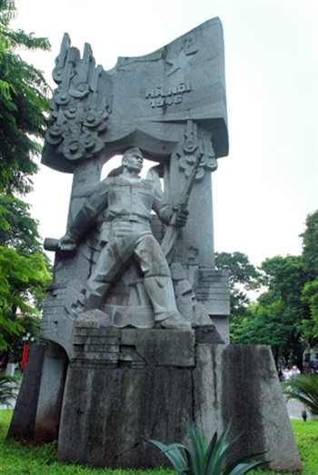 “决死让祖国永生”纪念台高9.7米，重量300吨，由34个石块组成。