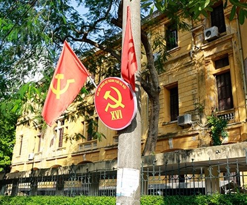 每条街上挂着传单、口号，为首都人民注入新的活力。