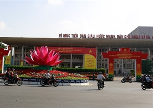 举行第十六届党部大会的越苏友谊文化宫装扮得非常艳丽。 （来源：越南《人民军队报网》）