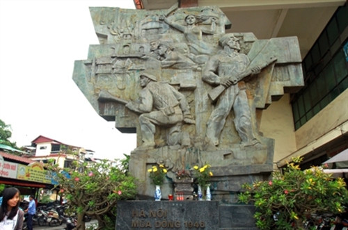 1946年河内冬季浮雕高5.7米，重量7吨。