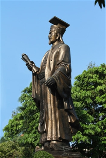 李太祖塑像——越南最大的铜制塑像位于志岭花园。该塑像高10.10米，重量14吨。