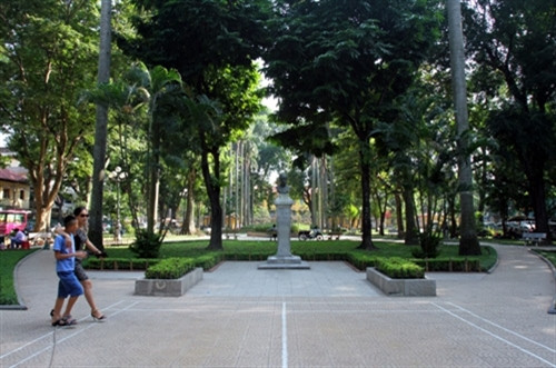 Pasteur半身塑像坐落在Pasteur花园里，每天吸引不少人民前来观光、散步。 （来源：越南《人民军队报网》）