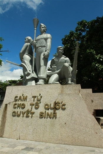 坐落在还剑郡轿婆寺旁的“决死让祖国永生”纪念台是象征着响应胡志明主席的“全民抗战号召书”的坚强不屈的意志。