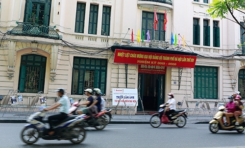 《河内报》还举行“历届河内党部大会盘点”的图片展，让人民群众更加了解各届大会。