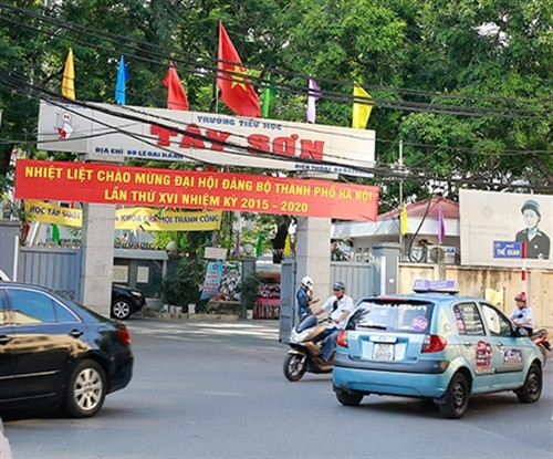 各机关单位也挂上庆祝大会的口号。