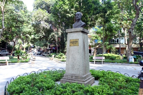 Yersin花园内设有Yersin半身塑像。