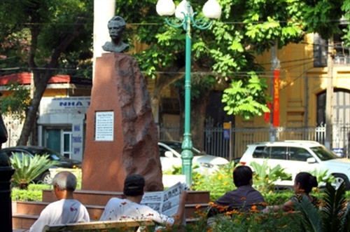 José Martí Pérez半身塑像位于潘辉注-李常杰-黎聖宗路。这里吸引众多首都人民前来休息，观光。