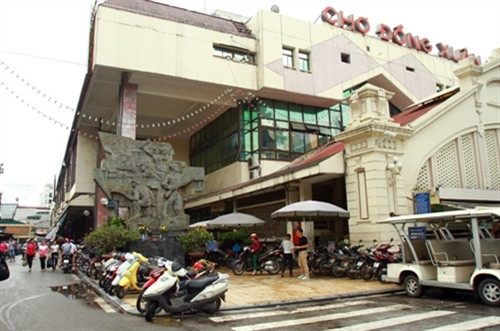 坐落在同春集市的1946年河内冬季浮雕赞扬河内首都人民抗法的60昼夜不畏牺牲的战斗精神。