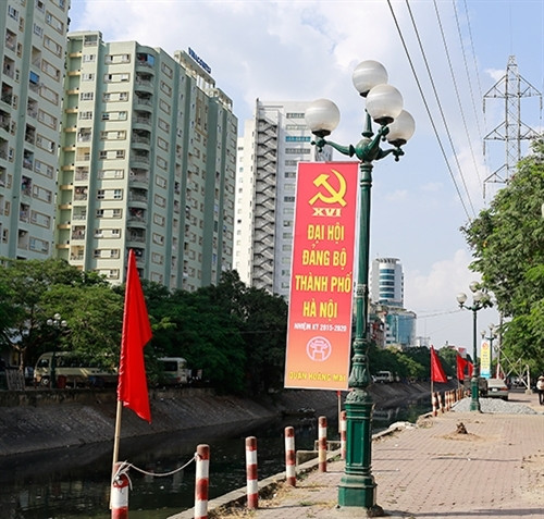 河内郊区各条路也是色彩缤纷迎接大会。