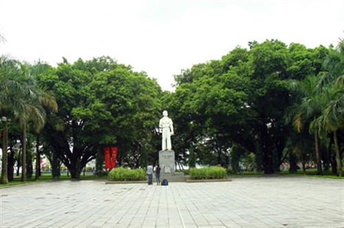 李自仲塑像位于一个花园里。这里每天都有河内居民来往游玩。