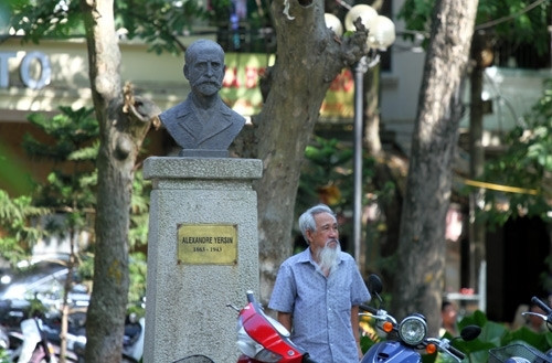 Yersin花园建成旨在缅怀瑞士法裔医生Alexandre Émile Jean Yersin医生的巨大功劳，这里是人民群众前来乘凉的地方。