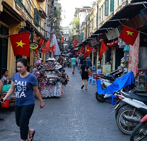 大街小巷红旗招展，喜迎河内市第十六届党部大会。
