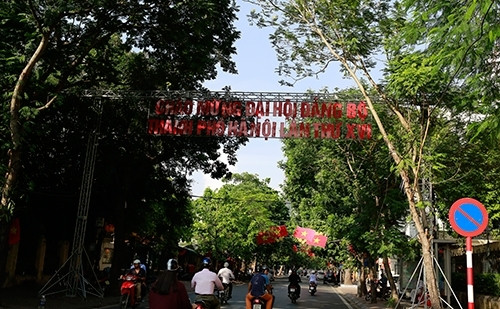 每条街上挂着传单、口号，为首都人民注入新的活力。