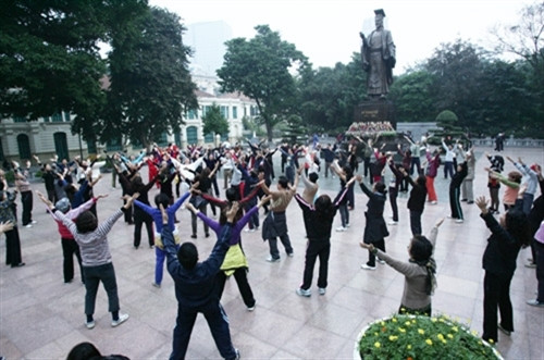 李太祖塑像于2004年10月7日落成，是为千年文献首都添加魅力。塑像前是河内首都人民游玩的地方，也是河内市委会选择首都重大事件举办之地。