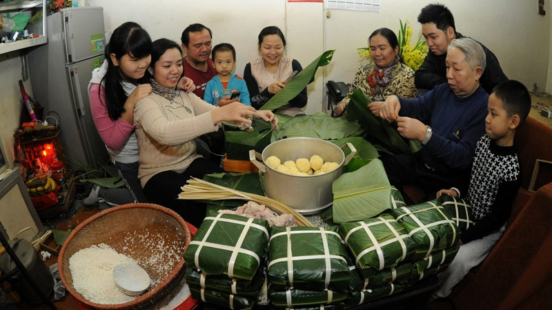 一家团圆包粽子。（图片来源：人民报网）