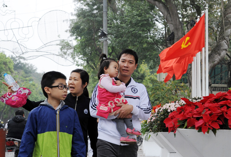 逛街。（图片来源：人民报网）