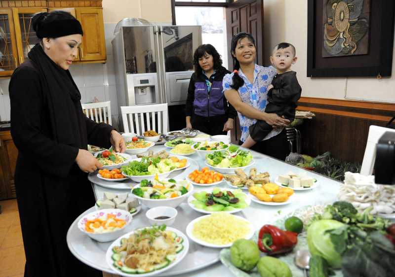 准备年饭。（图片来源：人民报网）