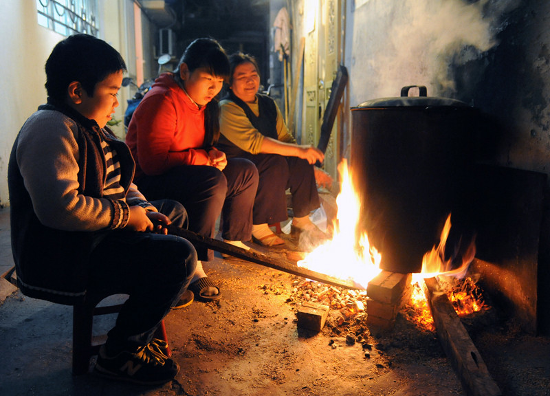 煮粽子。（图片来源：人民报网）