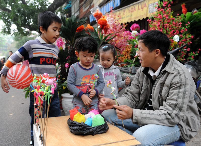 父亲带孩子们上街逛逛。（图片来源：人民报网）