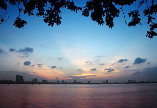 西湖上的黄昏。（图片来源：越南人民军队报） （完）