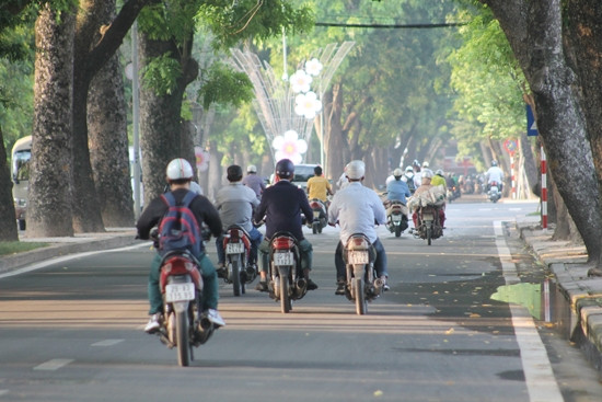 阳光变成淡黄色，微风吹来弱冷的空气。（图片来源：越南人民军队报）