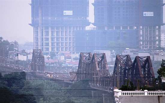 晚霞时，大雾笼罩着龙边桥。（图片来源：越南人民军队报）