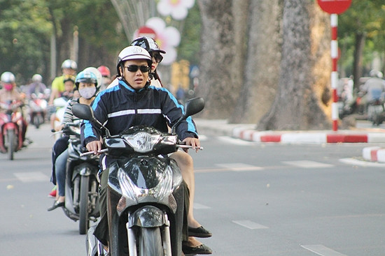 在街上，人们开始穿风衣。（图片来源：越南人民军队报）