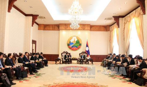 老挝总理通伦·西苏里会见越南政府副总理兼外交部长范平明​​​一行（图片来源：越通社）​