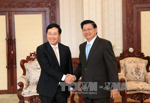 越南政府副总理兼外交部长范平明​​​​与老挝总理通伦·西苏里合影（图片来源：越通社）