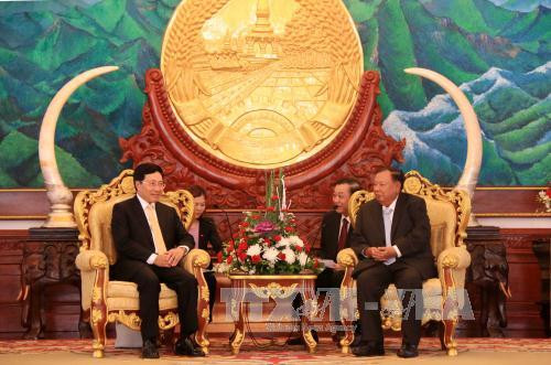 老挝人民革命党中央总书记、国家主席本扬·沃拉吉会见越南政府副总理兼外交部长范平明​一行（图片来源：越通社）