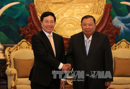 越南政府副总理兼外交部长范平明​​与老挝人民革命党中央总书记、国家主席本扬·沃拉吉会见合影（图片来源：越通社）