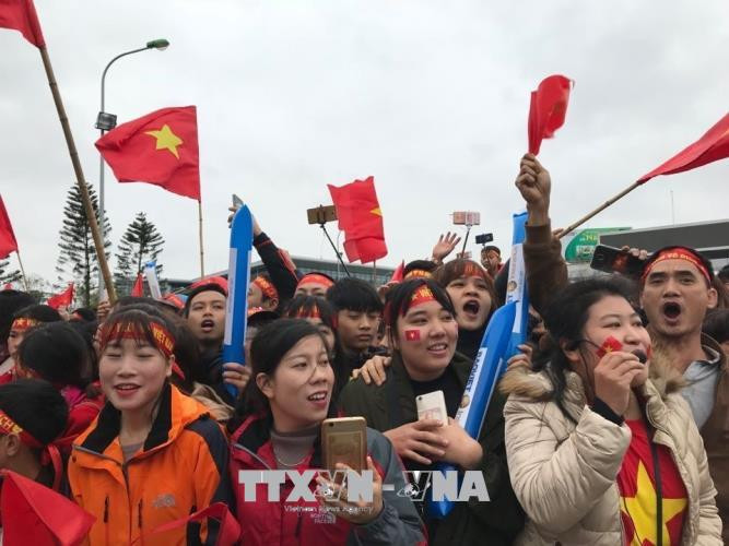 球迷赴内排机场迎接越南足球队载誉回国。（图片来源：越通社）