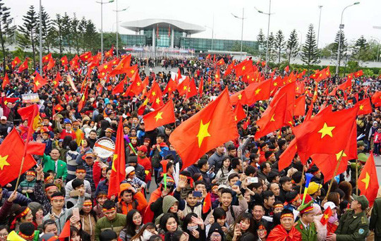 球迷赴内排机场迎接越南足球队回国。（图片来源http://nld.com.vn）