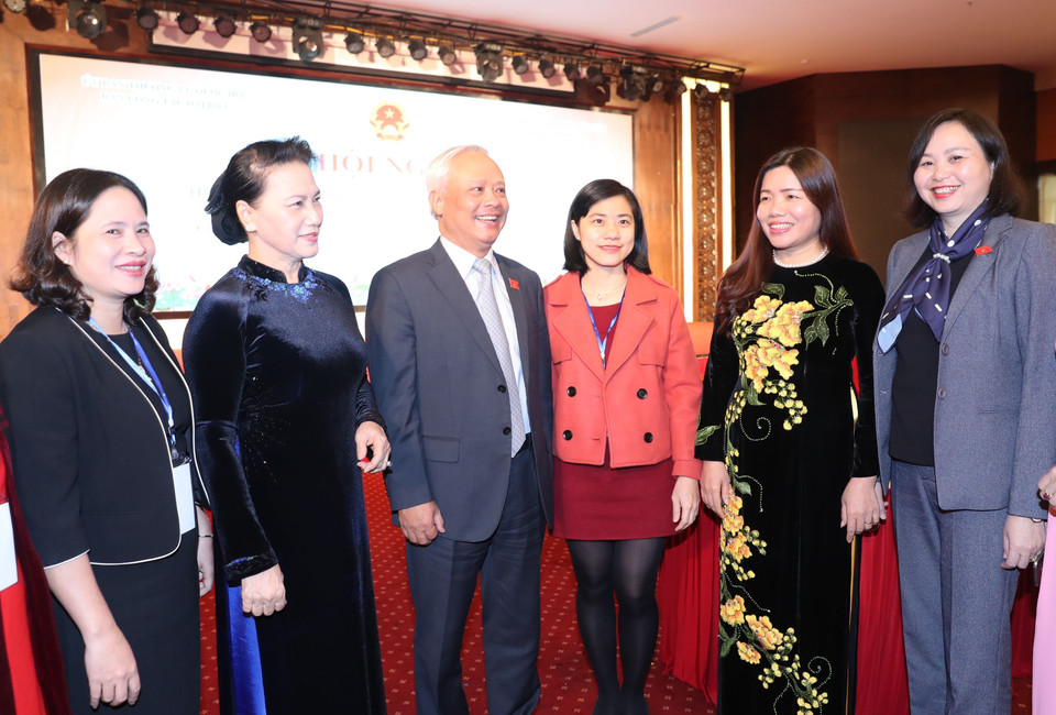 越南国会主席阮氏金银与北中部地区各省市国会代表。（图片来源：越通社）