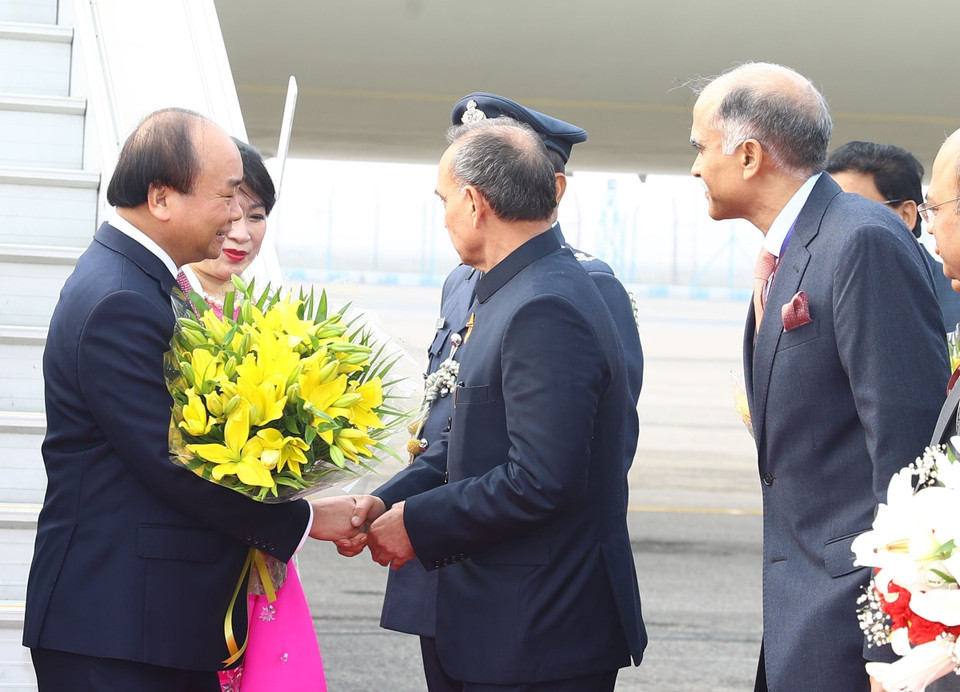 印度水资源部长、人力资源发展部长、巴勒姆空军司令、印度驻越大使帕尔瓦塔纳尼·哈里什来到机场迎接阮春福一行。（图片来源：越通社）