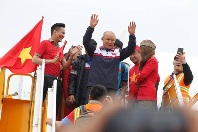 越南U23主教练朴恒绪向球迷挥手。(图片来源:越通社）